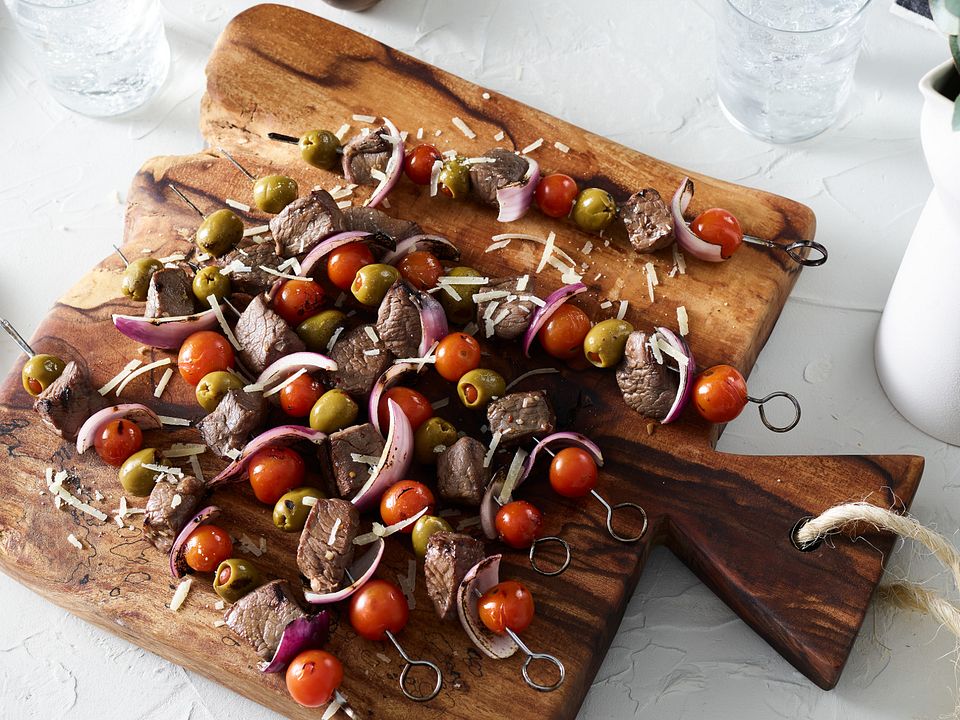 smoked-steak-skewers-with-tomatoes-onions-and-olive